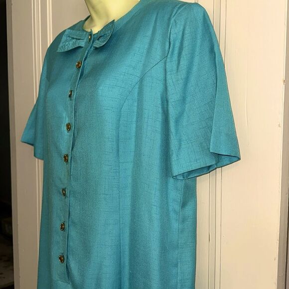 Vintage 60s Shimmery Turquoise Shift Short Sleeve Dress with shiny gold buttons - Picture 5 of 10